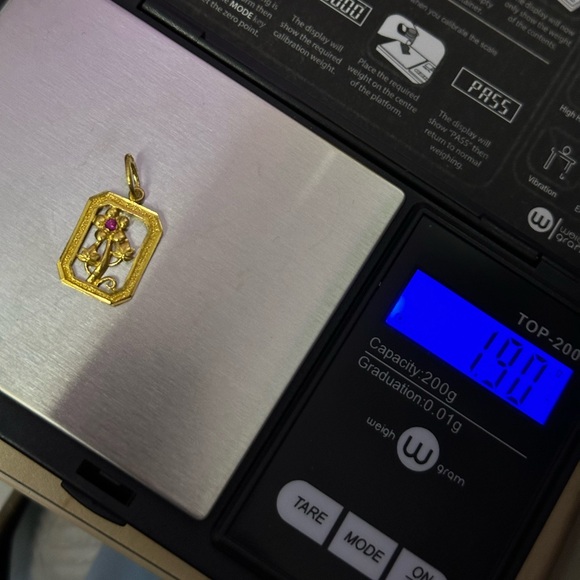 Vintage Solid 22K Yellow Gold Flower Pendant - Picture 5 of 6